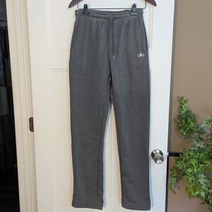 ALO Yoga Gray Sweat Pants. Size Medium. Unisex.